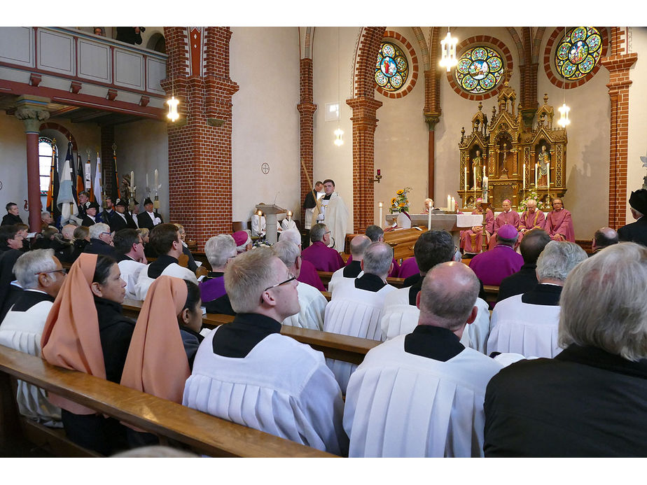 Pontifikalrequiem und Beisetzung von Weihbischof em. Johannes Kapp (Foto: Karl-Franz Thiede)